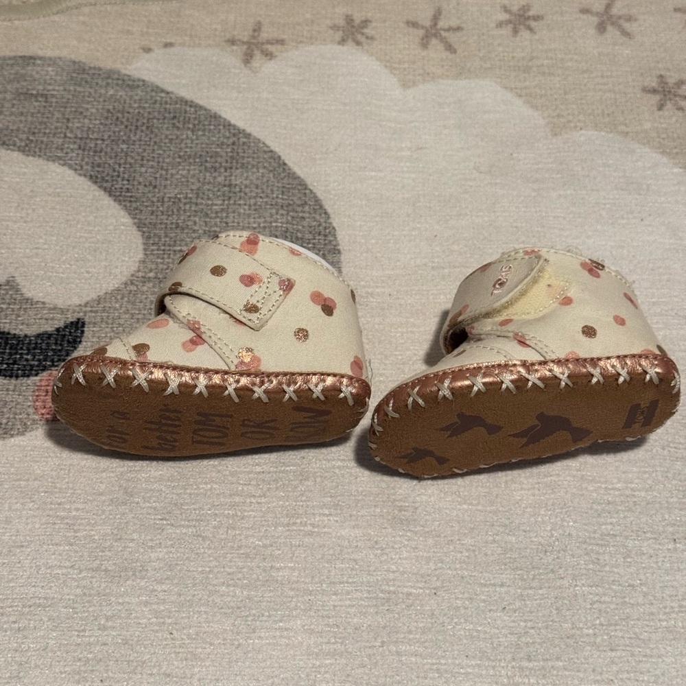 TOMS Cuna Baby Shoes in Pale Blush with Gold Dots - Picture 4 of 5